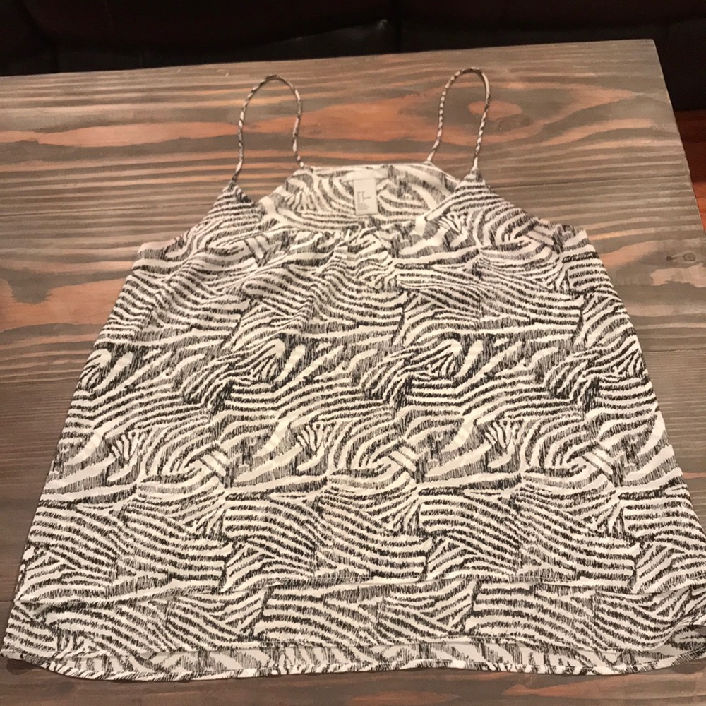 H&M black and white sleeveless blouse